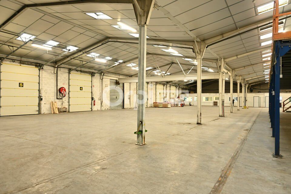 A LOUER - 1856 m² DIVISIBLE - ST PRIEST SURFACE AVEC QUAIS DE CHARGEMENT 