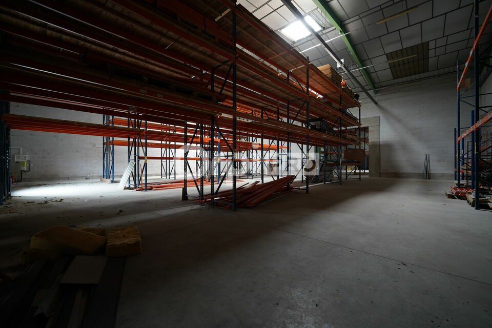 LOCAUX D'ACTIVITE A LOUER - 2 295,8 m² - SAINT BONNET DE MURE