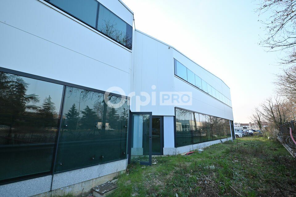 Location local d''activites 2840 m² divisibles à partir de 840 m²