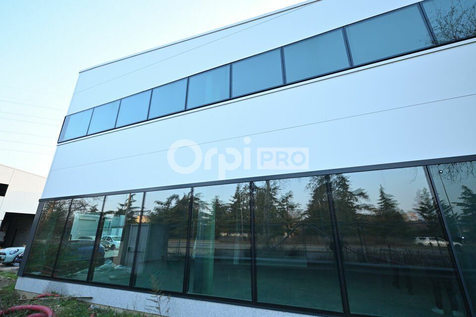 À LOUER - LOCAL D'ACTIVITE DE 2 840 M2 DIVISIBLE - VÉNISSIEUX