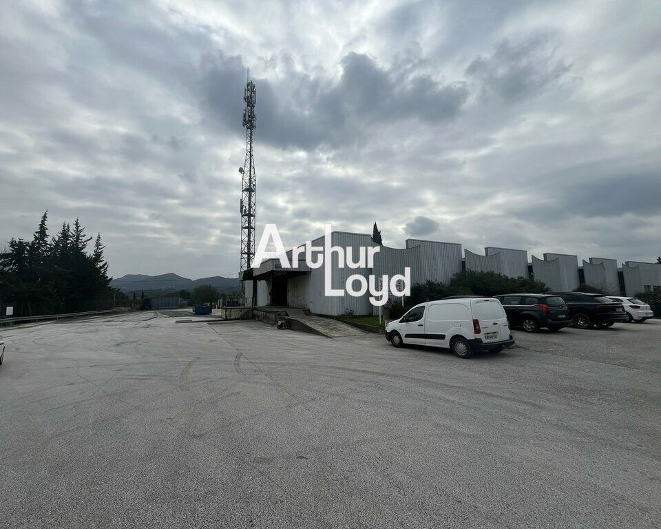 À louer local d'activité 1700 m² à proximité immédiate de l'A8 (Le Muy)