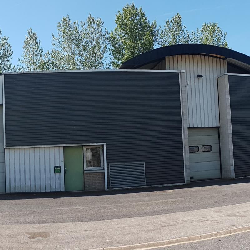 Vente entrepôts 1500 m² non divisibles