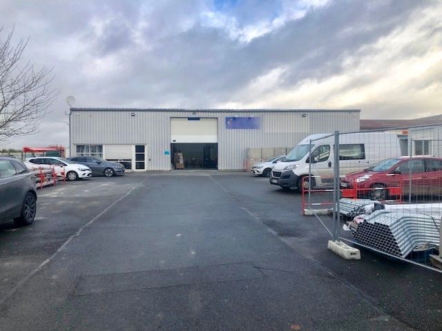 Location entrepôts 340 m² non divisibles