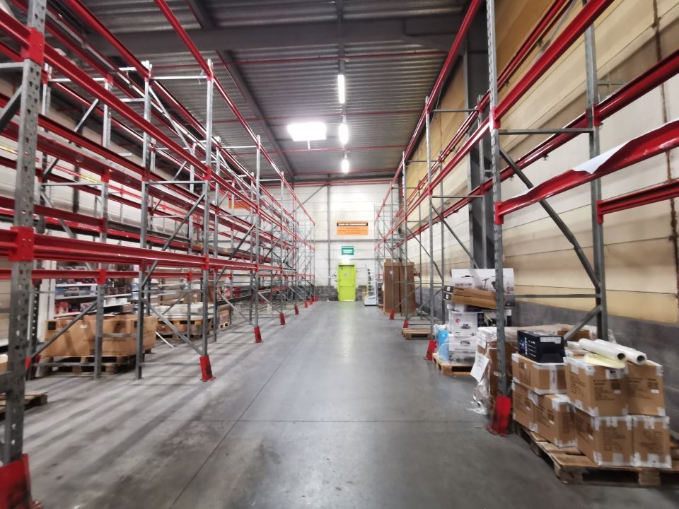 Location entrepôts 685 m² non divisibles