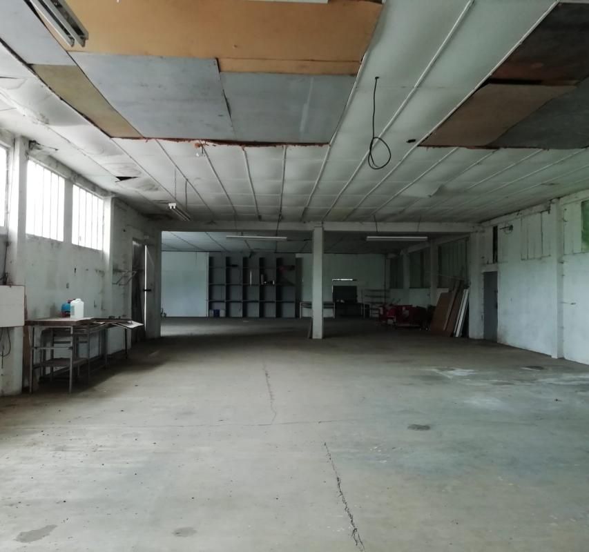 Location entrepôts 800 m² non divisibles
