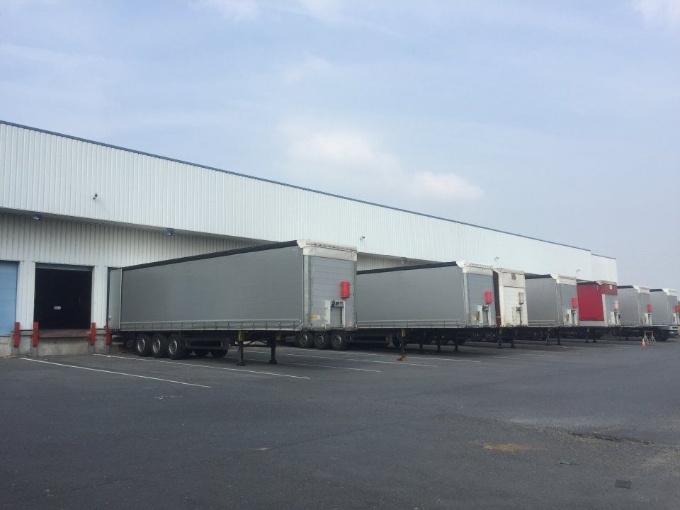 Location entrepôts 2500 m² non divisibles