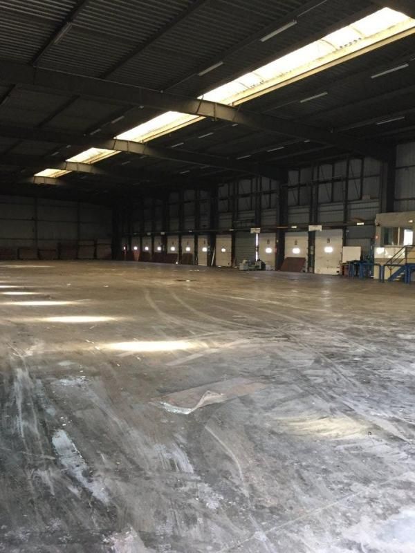 Location entrepôts 2500 m² non divisibles