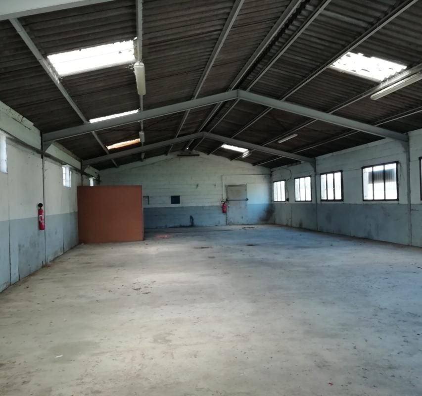 Location entrepôts 240 m² non divisibles