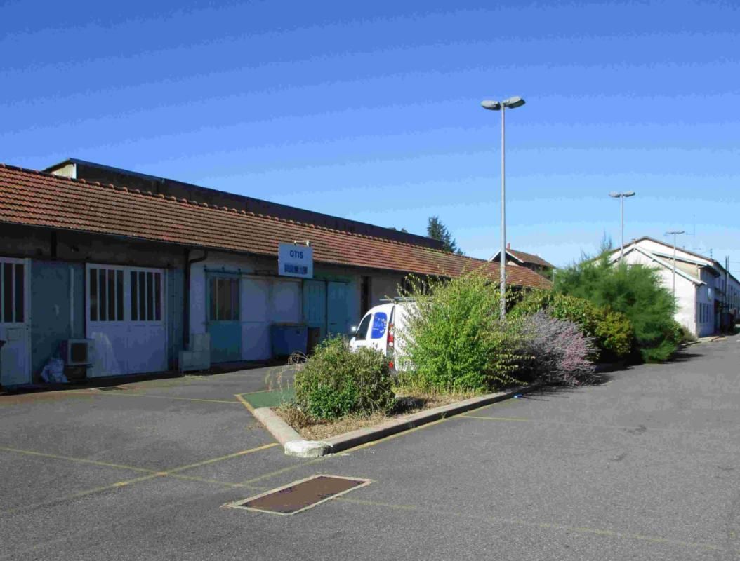 Location entrepôts 650 m² non divisibles