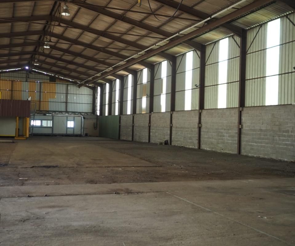 Location entrepôts 1100 m² non divisibles