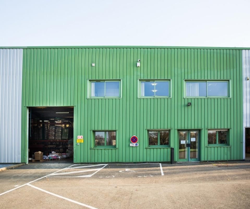Location entrepôts 3000 m² non divisibles