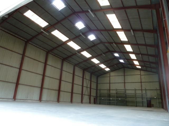 Location entrepôts 2400 m² non divisibles