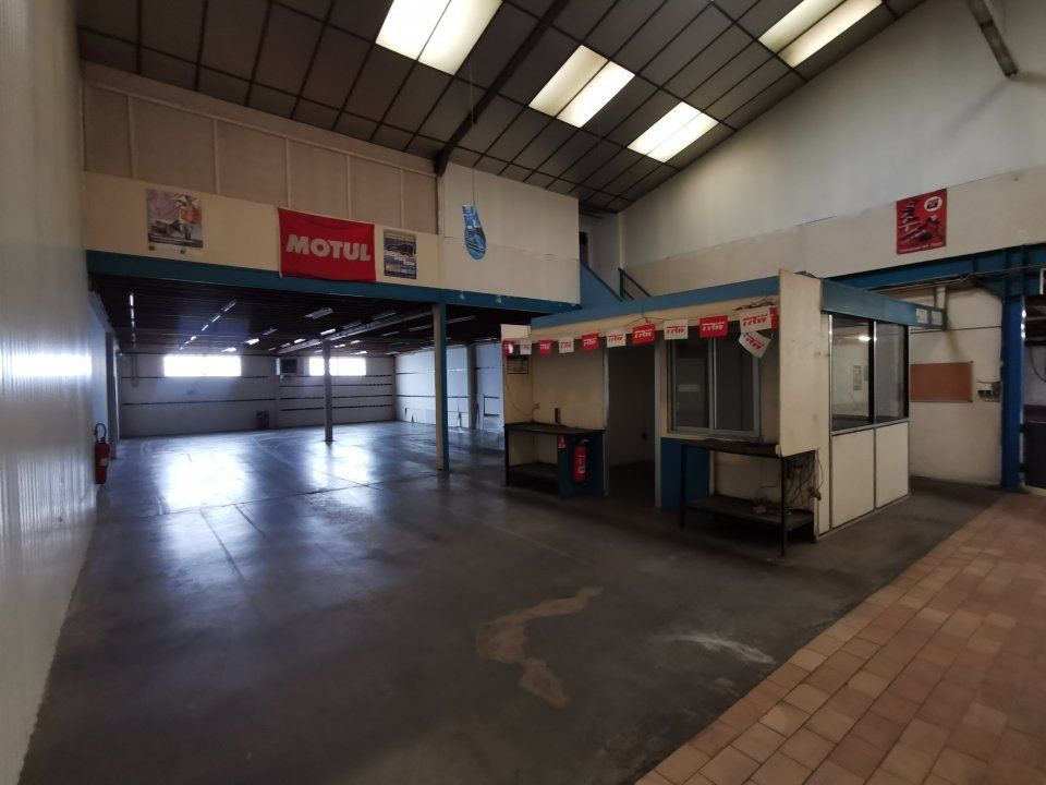 Location entrepôts 920 m² non divisibles