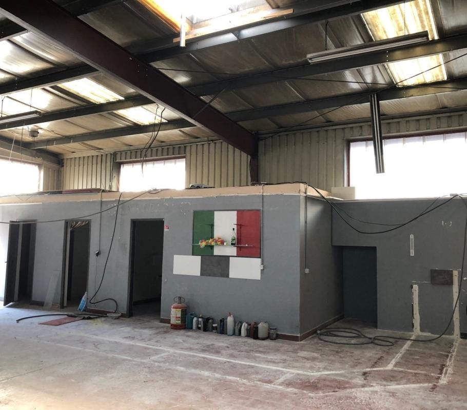 Location entrepôts 210 m² non divisibles