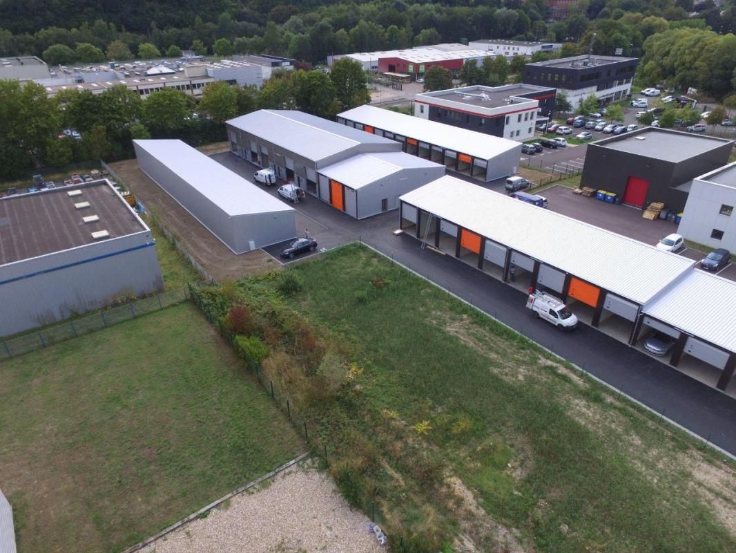 Location entrepôts 142 m² non divisibles