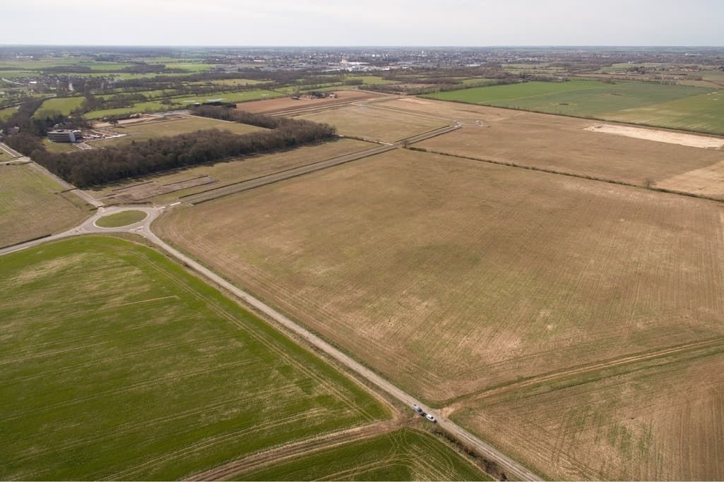 Vente terrain 330000 m² divisibles à partir de 3000 m²