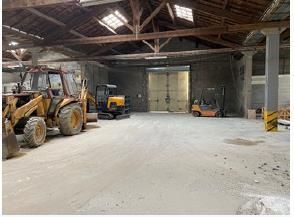 Location entrepôts 2400 m² non divisibles