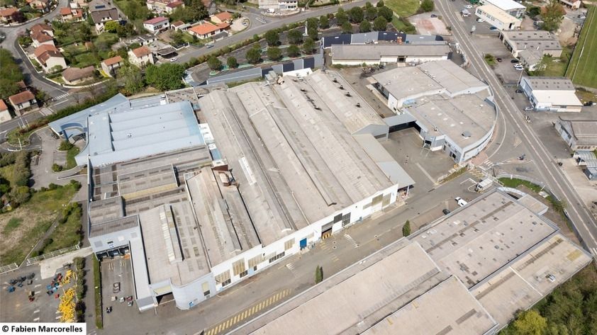 Vente entrepôts 13140 m² non divisibles