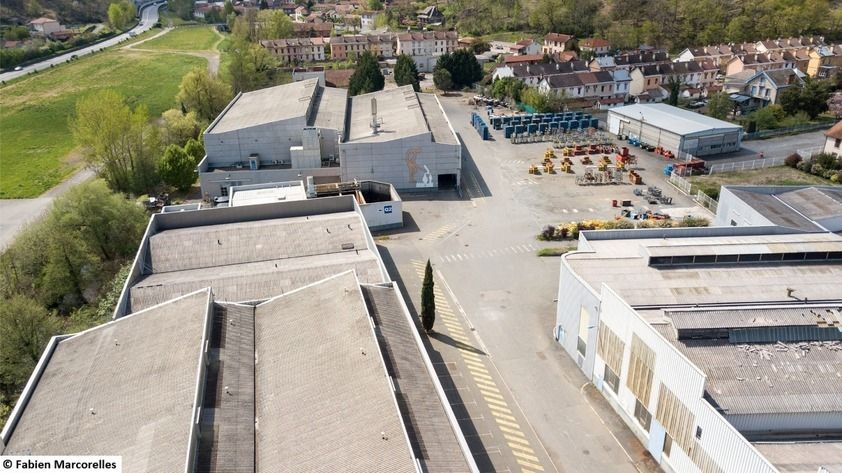 Vente entrepôts 13140 m² non divisibles