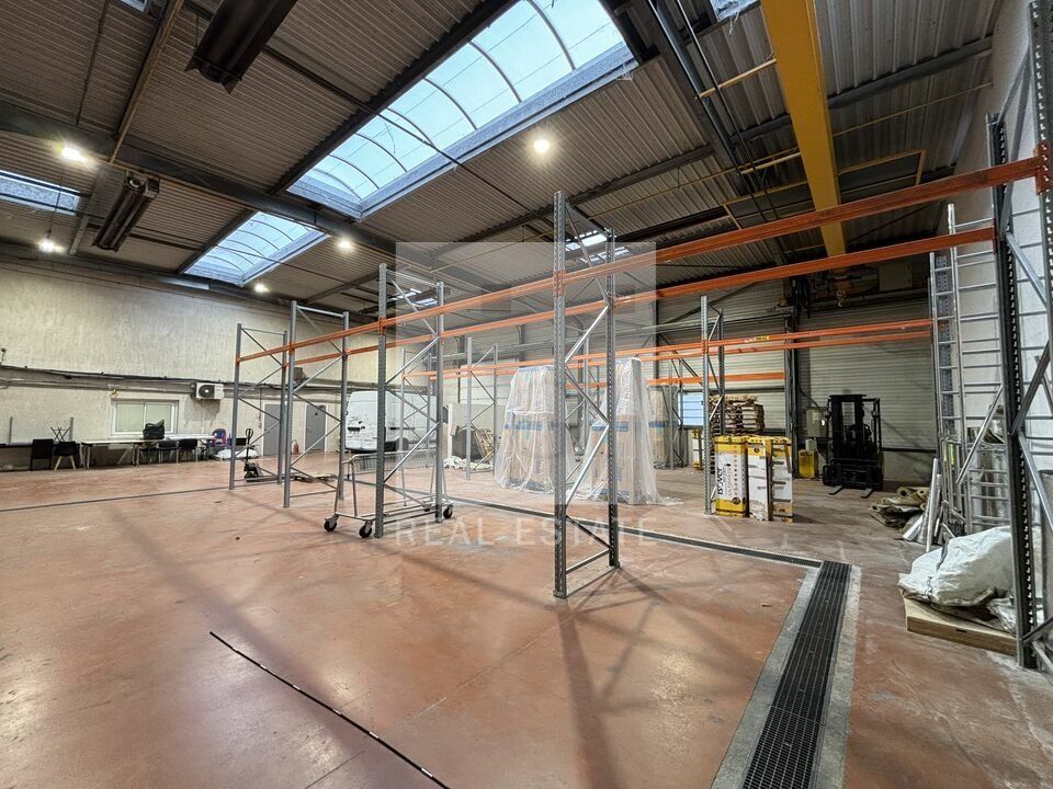 À Louer : Local d'Activités de 888 m² – Bron – Fonctionnel & Prêt à l'Emploi