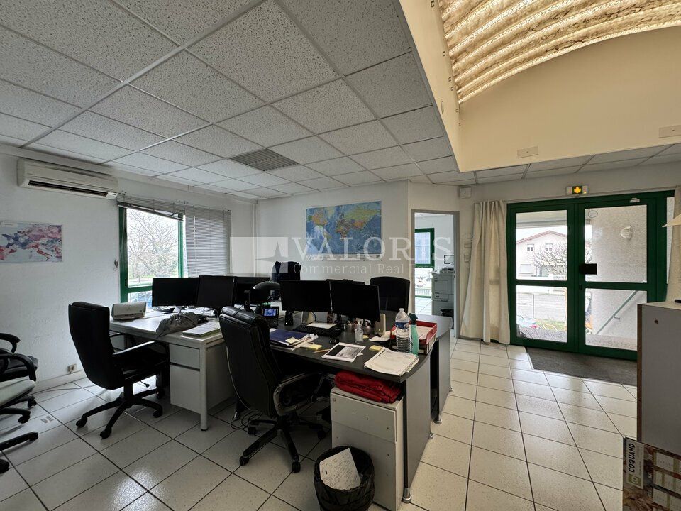 Valoris Real Estate vous propose à la location ces bureaux de 110 m², idéalement situés à Saint-Bonnet-de-Mure, à quelques minutes des axes RN6 et A43, offrant ainsi un accès routier pratique pour vos collaborateurs et clients.