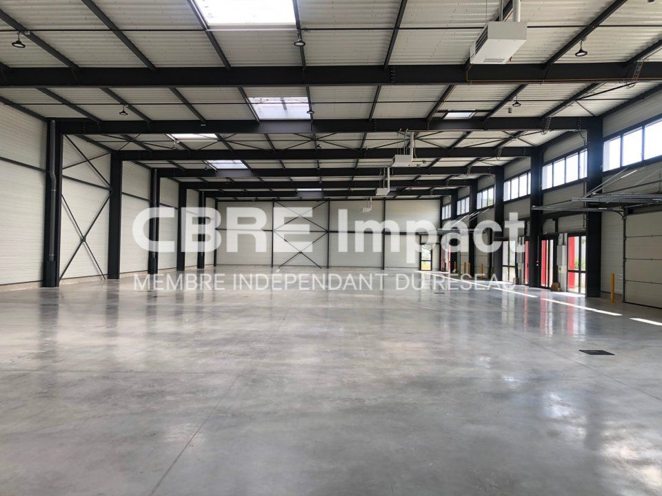 Cellules d'activités en location dans la ZAE de Longvic, ayant des surfaces modulables et des mezzanines aménageables.