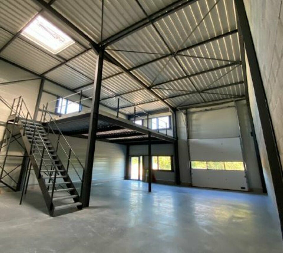 Vente local d''activites 1733.03 m² divisibles à partir de 79 m²