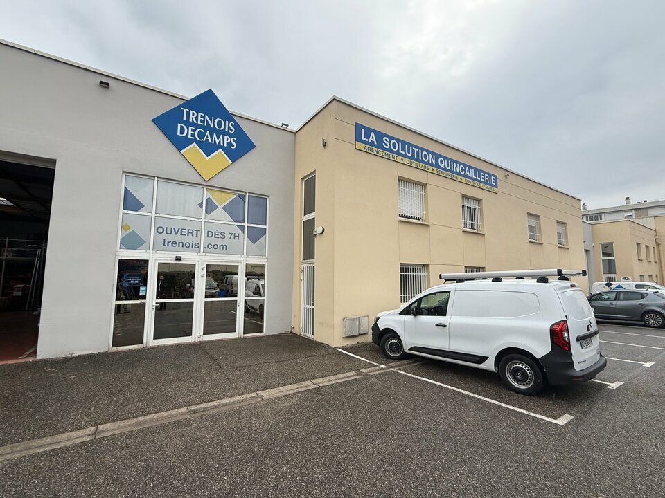 Location local d''activites 967.11 m² non divisibles