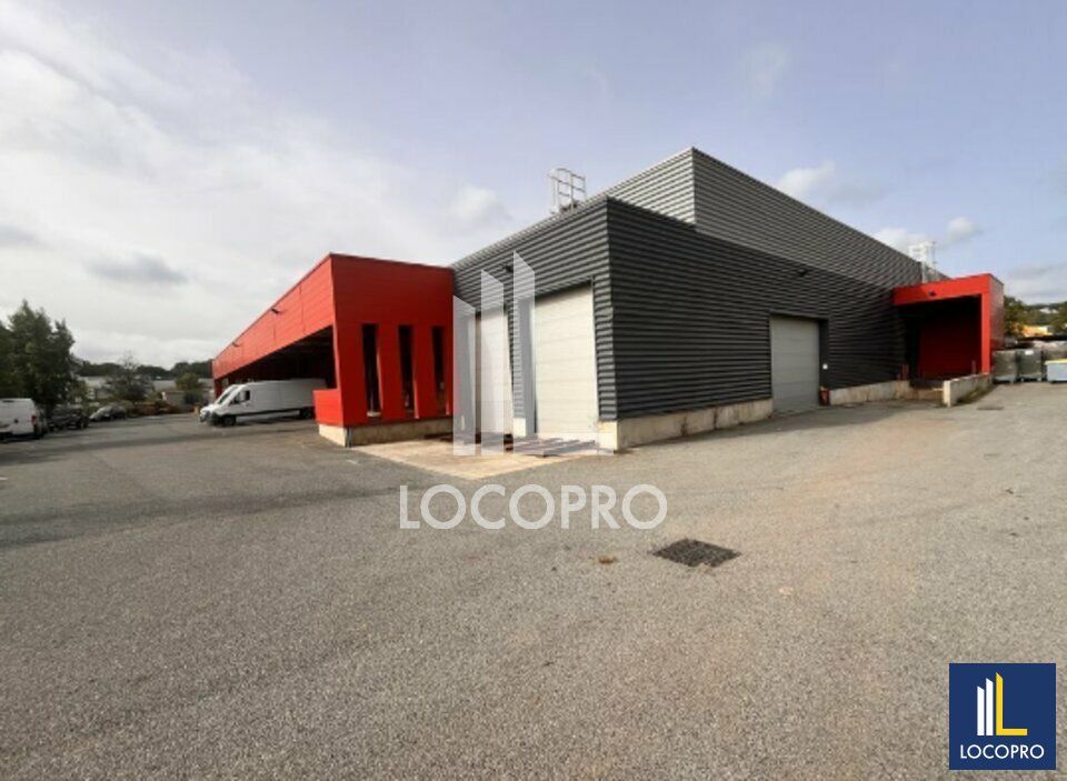 A LOUER - LOCAUX ACTIVITÉS 1 700 M2 SUR TERRAIN DE 4 600 M2 - FREJUS 