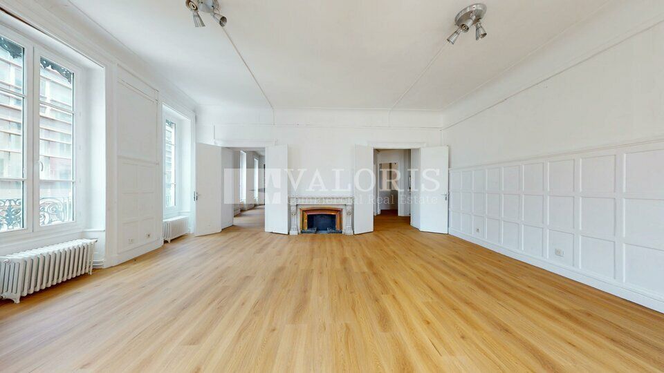 Valoris Real Estate vous propose à la location des bureaux au cœur de la Presqu'Île, dans un secteur central et animé.