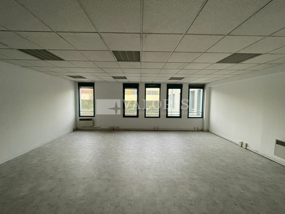 Valoris Real Estate vous propose à la vente 85 m² de bureaux à Saint Genis Laval. 1 place de stationnement extérieur complètent ce bien.