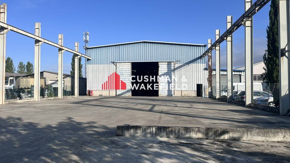 LOCAL D'ACTIVITES SUR GRAND TERRAIN