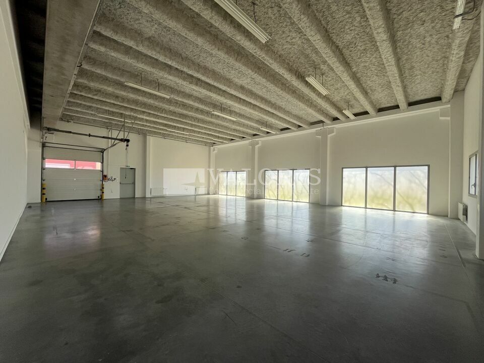 Situé à 15min de Lyon, dans le cadre agréable du Parc de Parilly, au sein d'un ensemble immobilier dernière génération, nous vous proposons à la location des locaux en excellent état. 