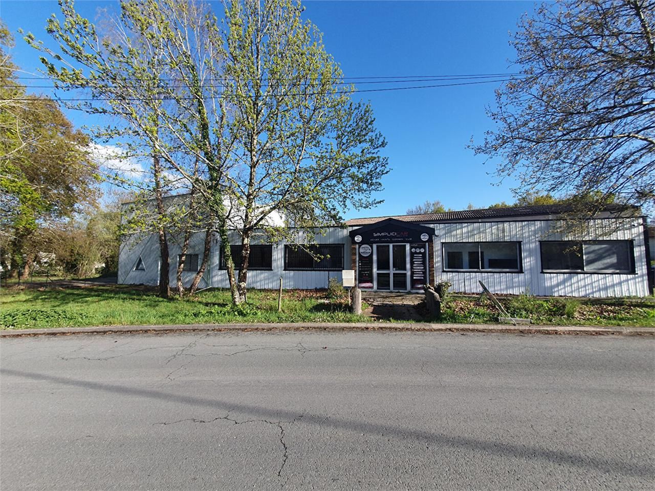 Location local commercial 270.00 m² à BEYCHAC ET CAILLAU