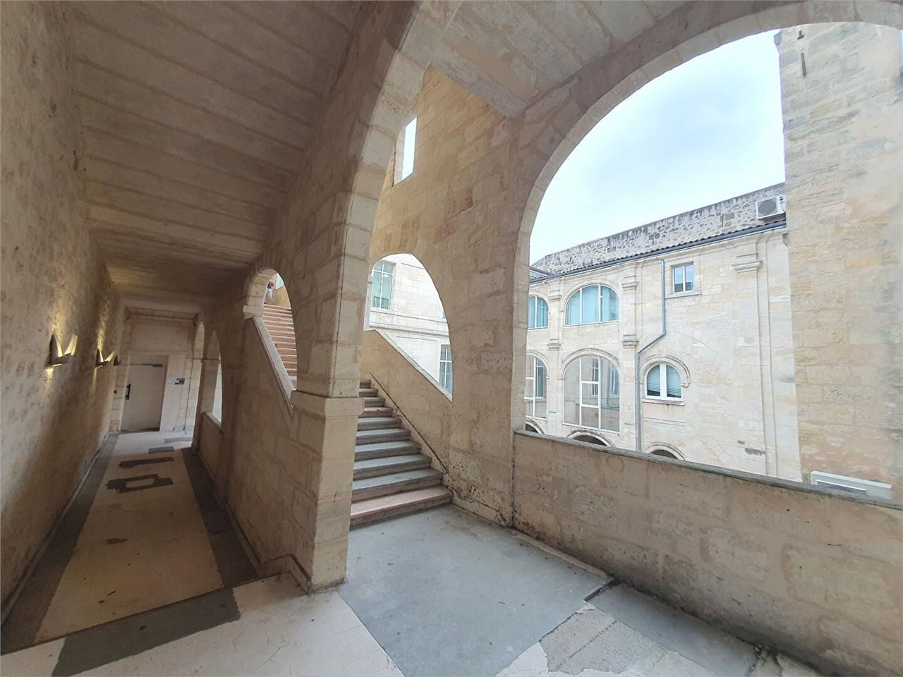 Location bureaux 185.00 m² à BORDEAUX