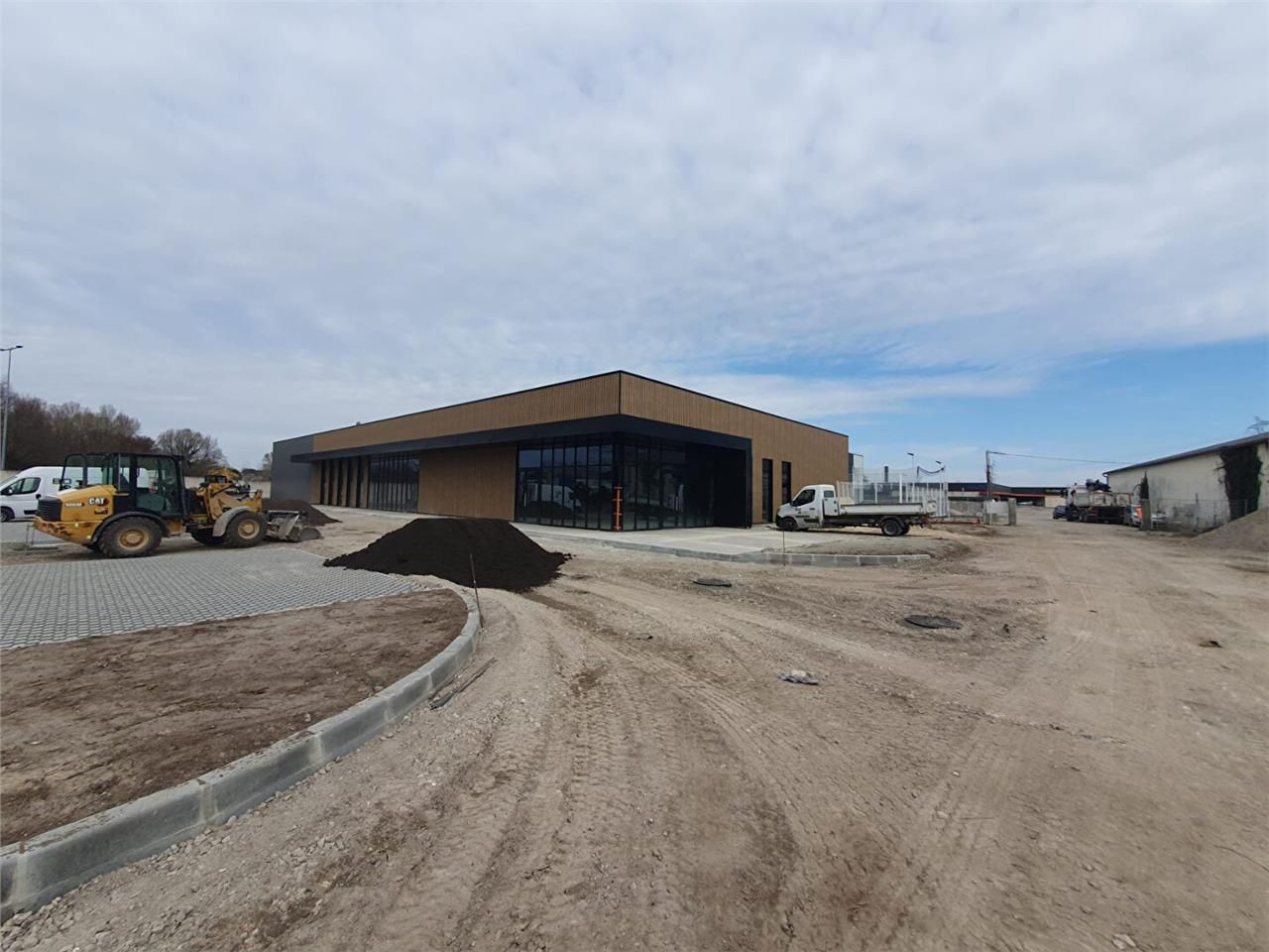 Vente local commercial 350.00 m² à SAINTE EULALIE