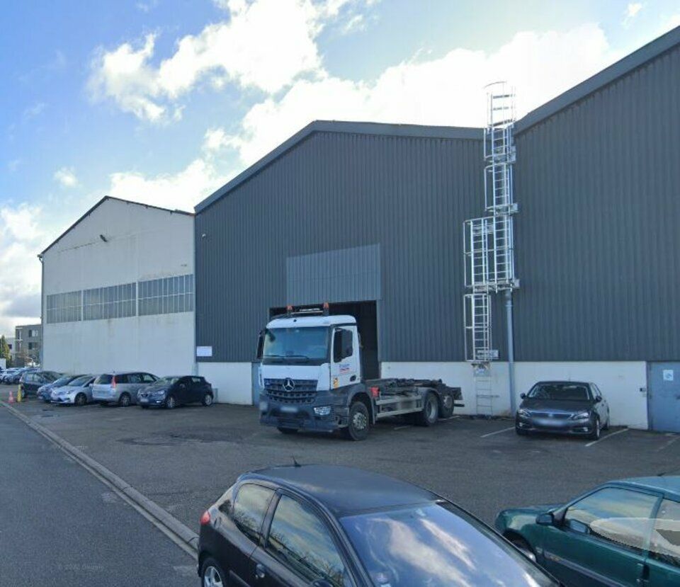 Location local d''activites 1351 m² divisibles à partir de 280 m²