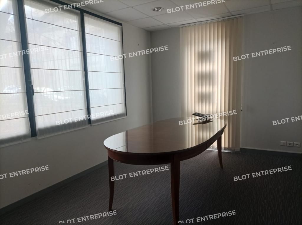 Location local commercial 135 m² non divisibles