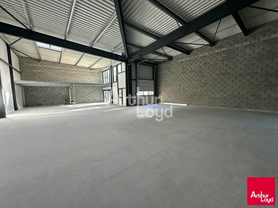 VERN SUR SEICHE - LOCAL D'ACTIVITE A LOUER - 387 M²