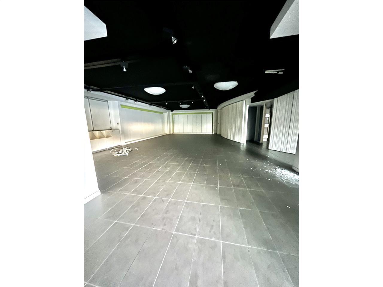 Location local commercial 232 m² à Fécamp