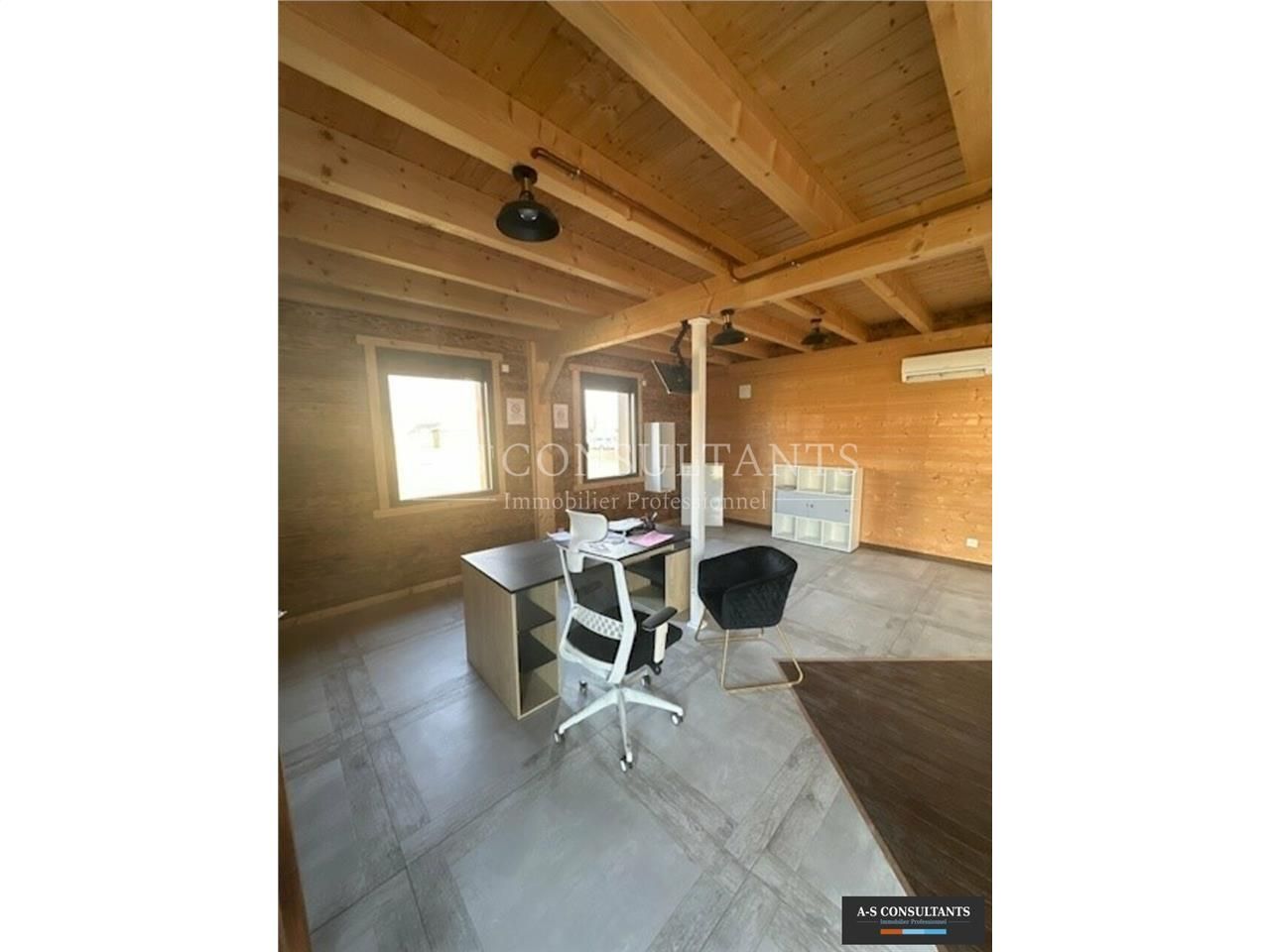 A LOUER, BELLEY-VIRIGNIN (01300), entrepôt de stockage 336 m² environ avec bureau (open space) en mezzanine 58 m² environ, site clos, sécurisé et surveillé, stationnement devant les locaux.