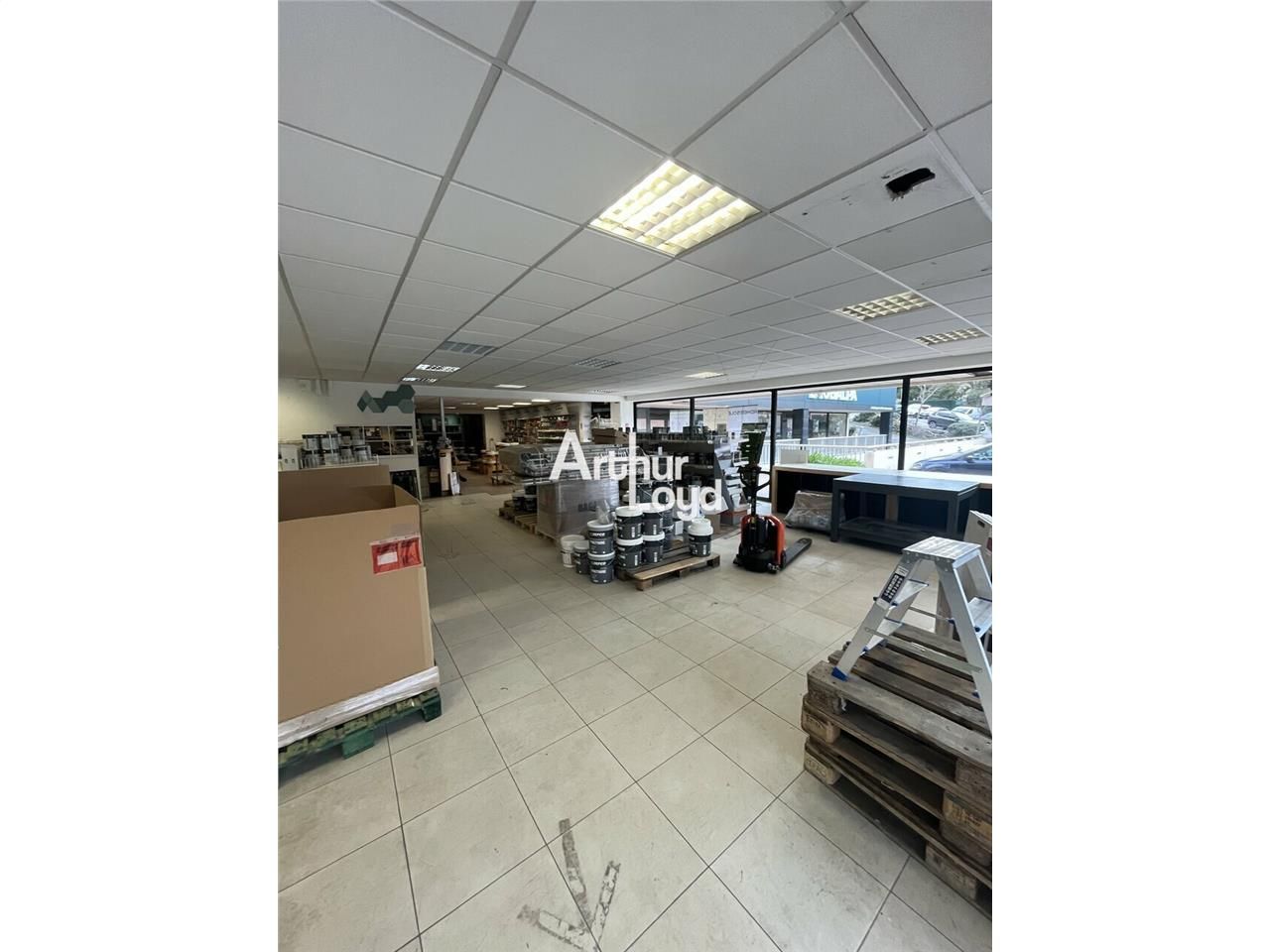 Location local commercial 251 m² non divisibles