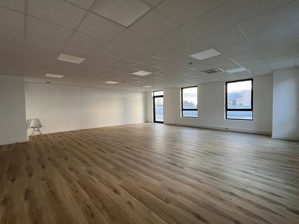 VALORIS MEDITERRANEE vous propose, à la location, un plateau de bureaux PMR de 314 m² environ au 2ème étage d'un programme neuf implanté au sein de la ZAC Garosud.