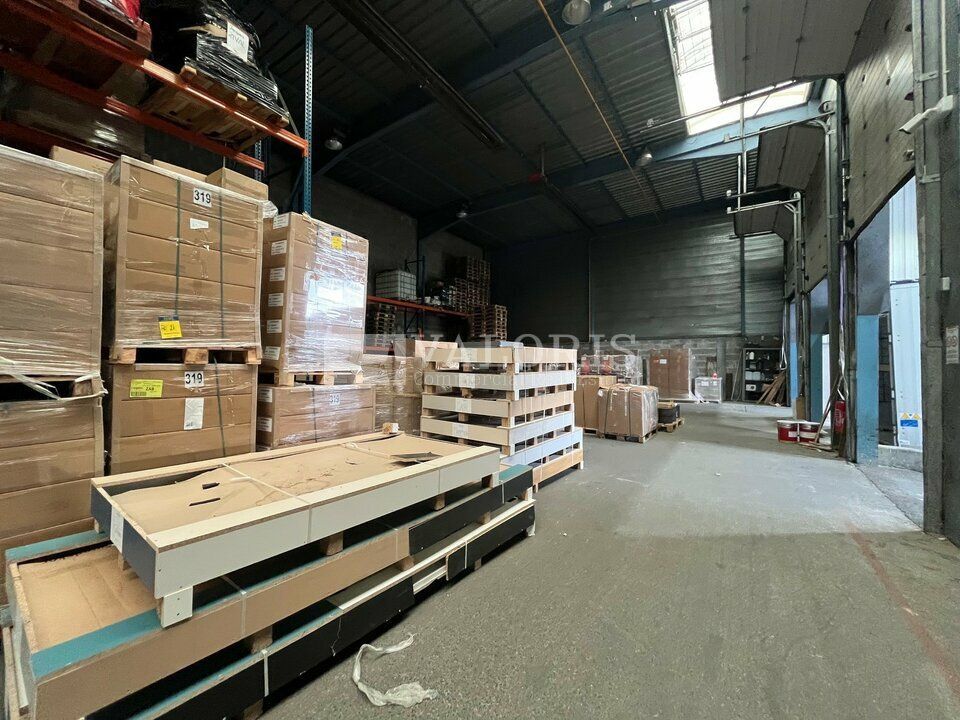 Valoris Real Estate vous propose à la location un local d'activité typé transport à la location sur Genas. Les locaux disposent de deux quais et une rampe, proches de la rocade Est. A visiter rapidement !