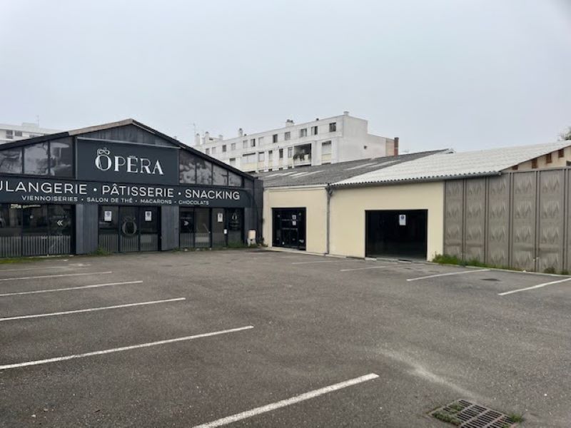 Location local commercial 500.00 m² à BORDEAUX