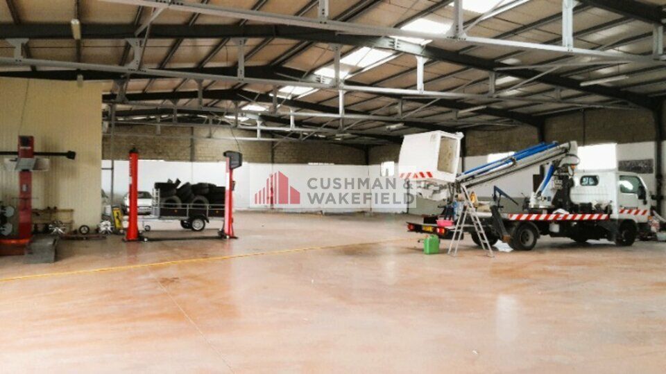 Location local d''activites 1200 m² non divisibles