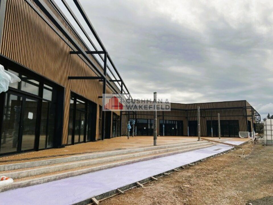 LANGLADE - LOCAL COMMERCIAL A LOUER