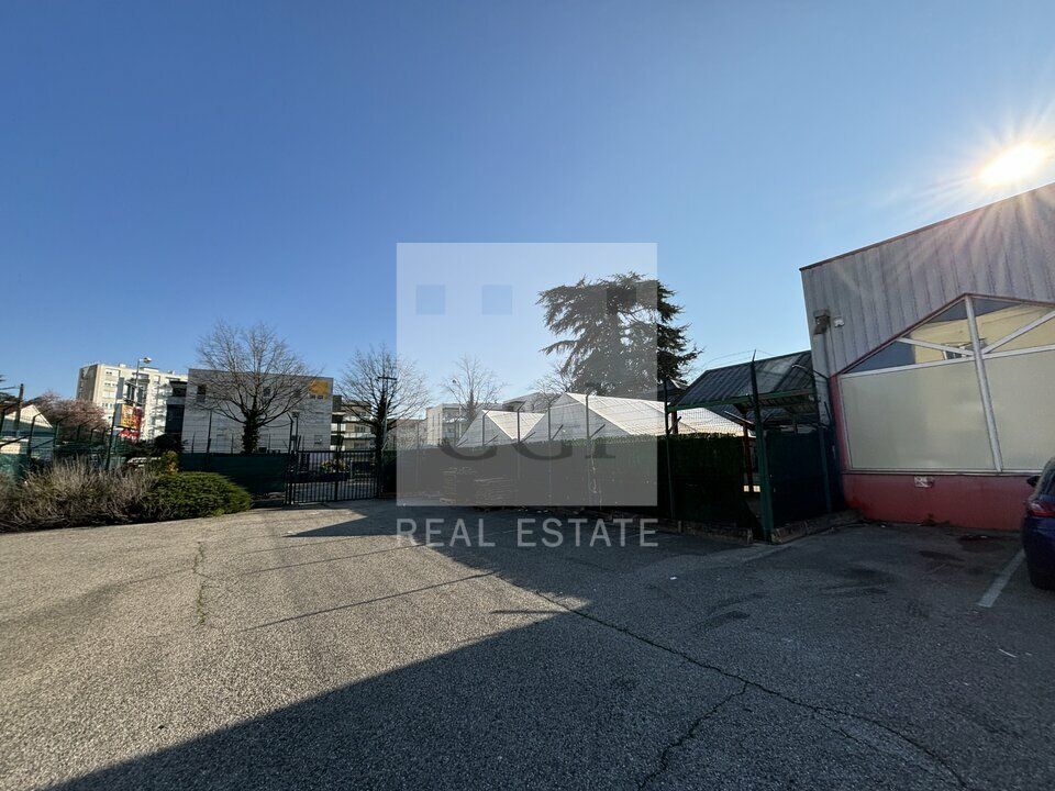 A Louer - Local commercial de 1 014 m² environ sur un axe passant à ST PRIEST