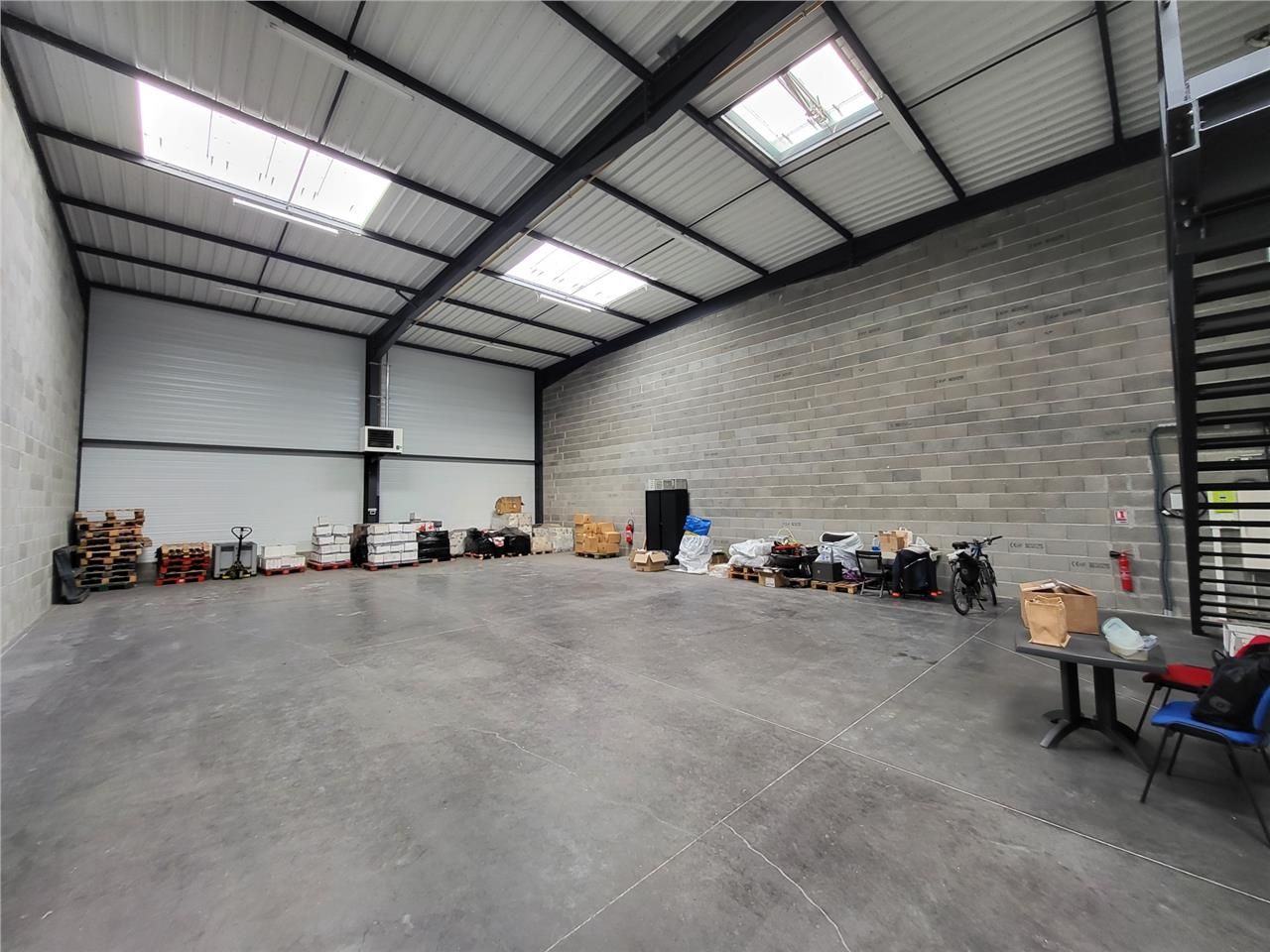 Location local 359 m² à Meyzieu