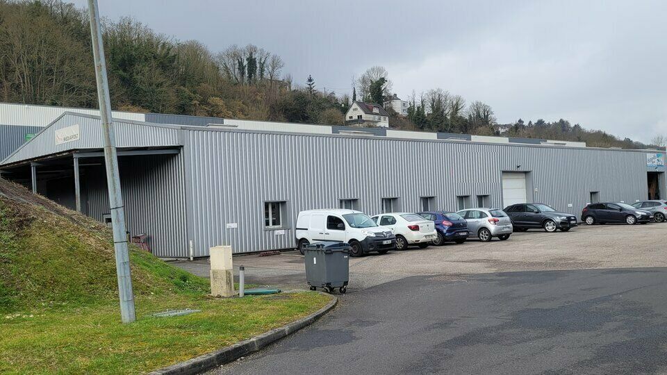 Location local d''activites 800 m² non divisibles